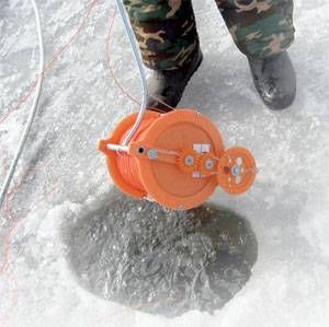 Торпеда для протяжки шнура подо льдом